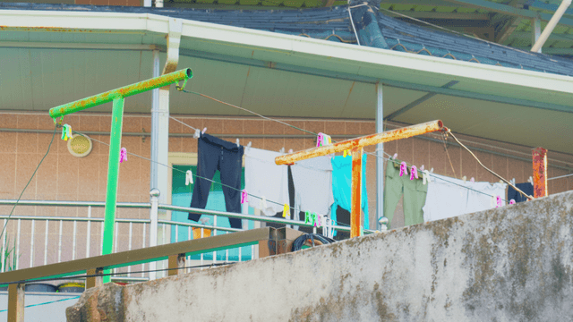 발코니에 걸린 옷과 색색의 빨래집게