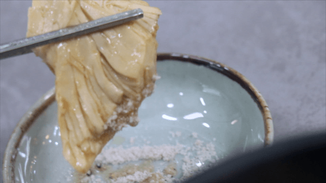 Boneless chicken from phellinus linteus ginseng chicken soup dipped in salt