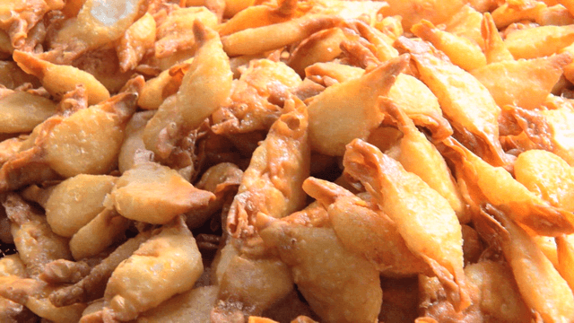 바삭한 튀김 만두 더미