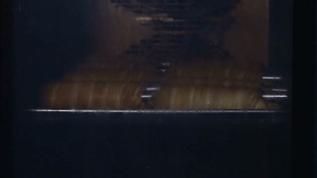 오븐에서 빵이 구워지는 과정