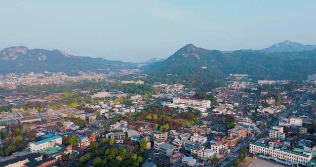 산으로 둘러싸인 넓은 마을