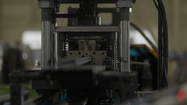 공장에서 작동 중인 기계