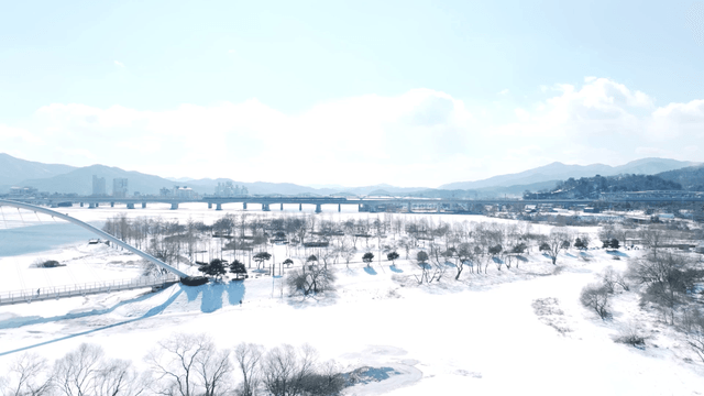 다리와 함께 눈 덮인 공원 풍경