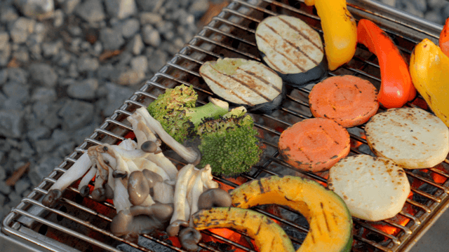 바비큐 그릴 위의 구운 채소