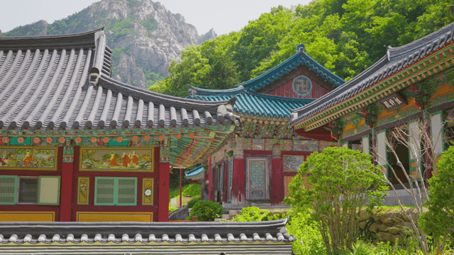 산을 배경으로 한 전통 한국 절