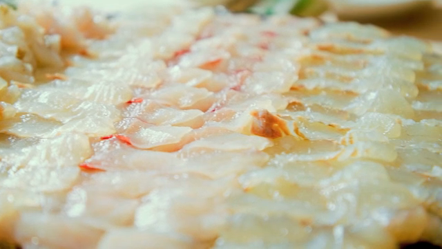 접시에 담긴 신선한 생선회