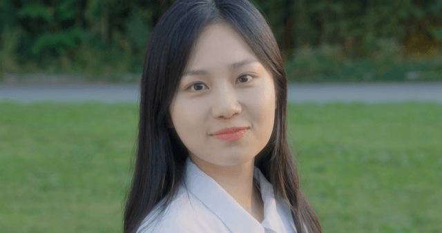 뒤돌아보며 이름을 부르는 여성