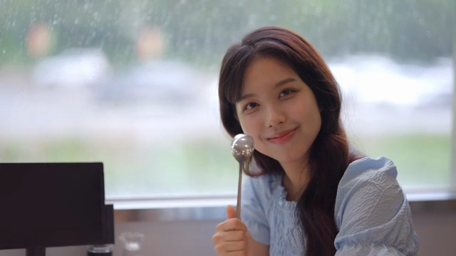 미소 지으며 밥을 기다리는 여성