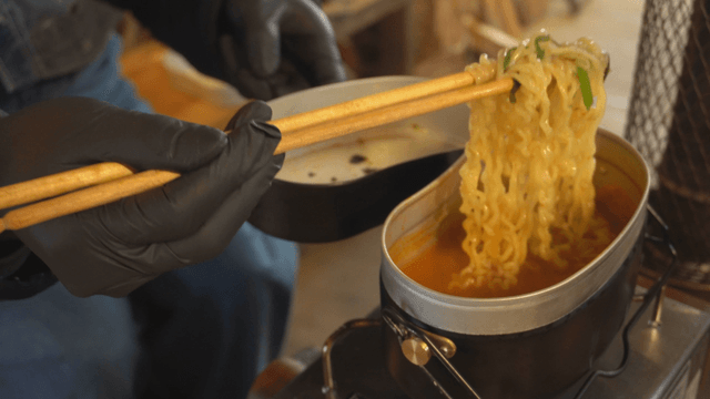 반합 냄비 뚜껑에 젓가락으로 덜어먹는 라면