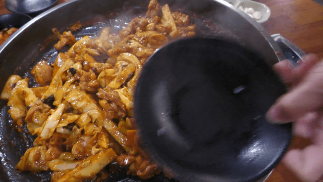 Stir-fried chicken prepared with glass noodles