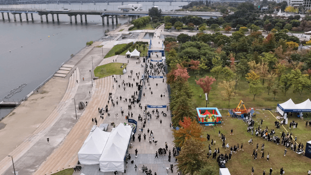 강변 축제 현장을 내려다본 풍경
