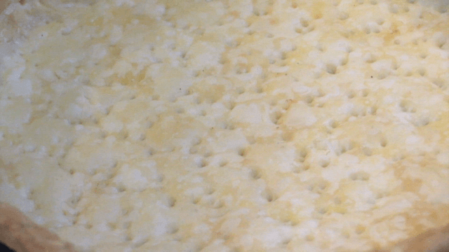 갓 구운 파이 크러스트