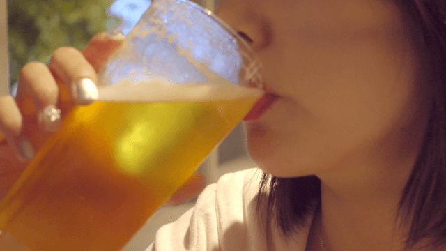 실내에서 맥주를 즐기는 여성