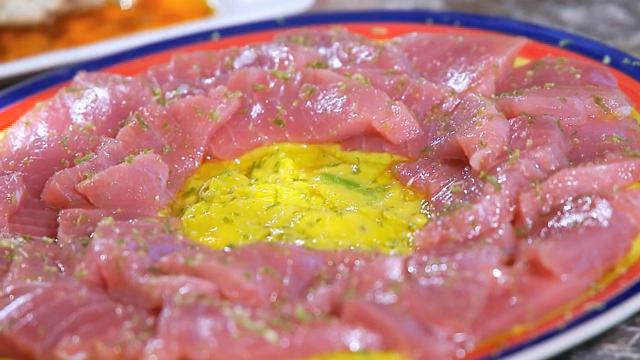 Fresh tuna sashimi with sauce