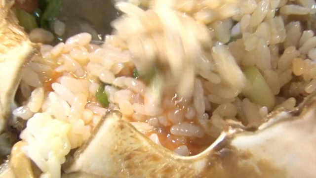 Mixing rice in a crab shell