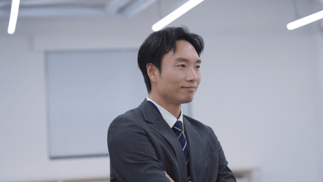 사무실에서 팔짱 끼며 미소 짓는 직장인