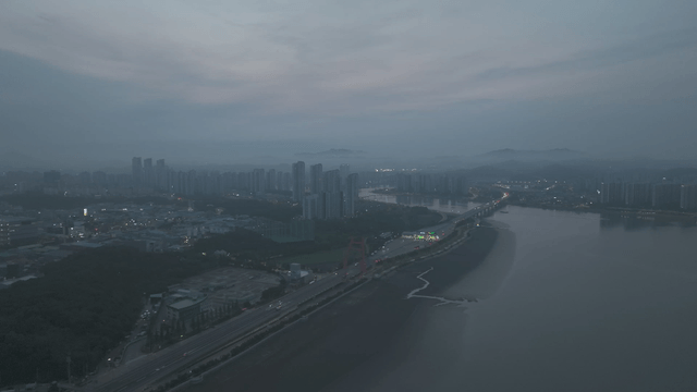 강변 도로가 있는 도시의 야경