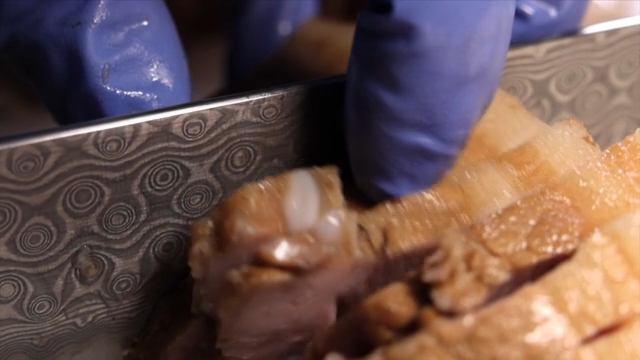 Slicing cooked meat with precision