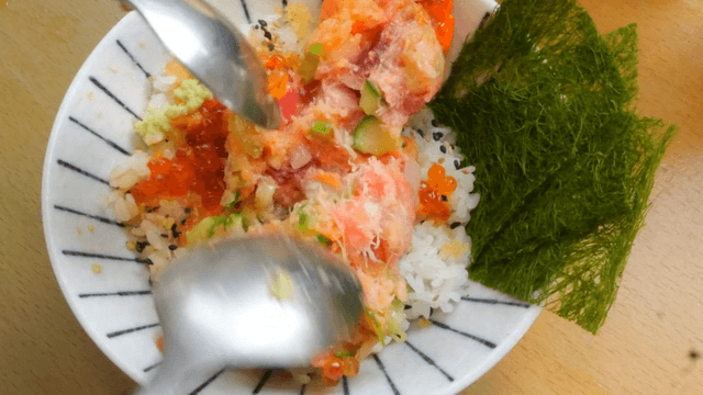 Assorted seafood bowls with sashimi and roe
