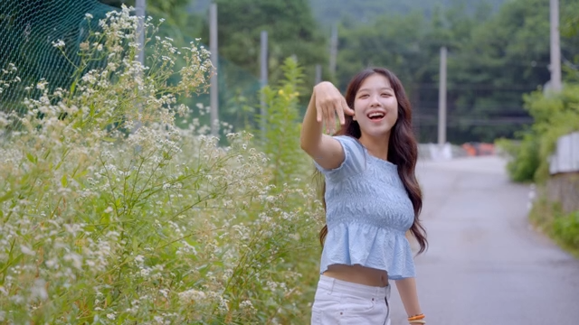 길을 따라 즐겁게 걷는 여성