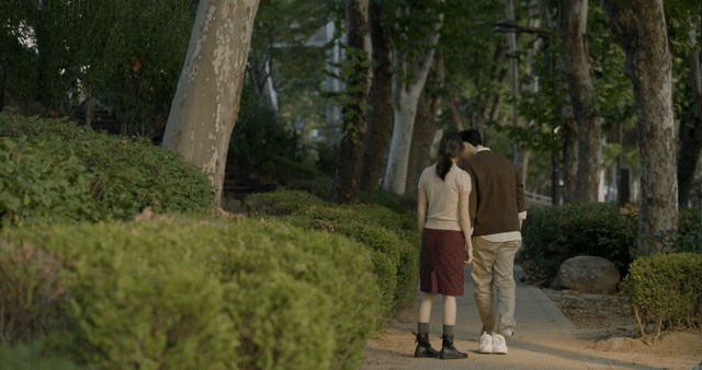 여자와 대화를 마친 뒤 신발을 벗고 달려가는 남성