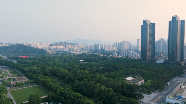 Seoul cityscape with green spaces and tall buildings