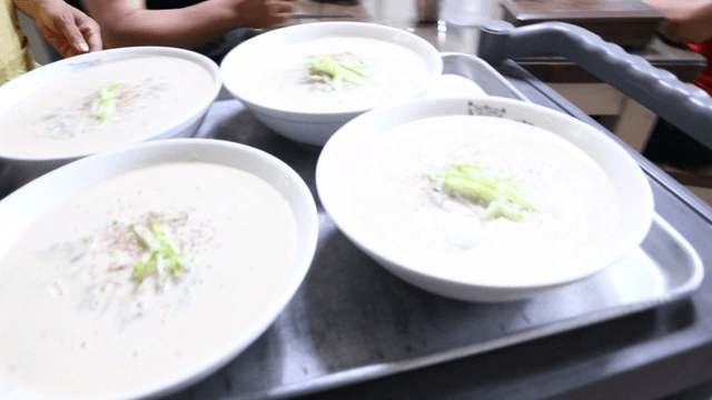 서빙되는 콩국수