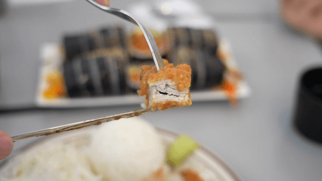 소스 묻은 돈까스 한 조각