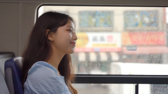 비 오는 버스 창밖을 바라보는 여성