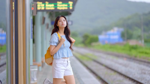 기차역에서 기다리는 젊은 여성