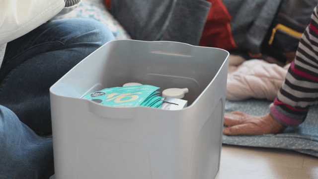 Person who explains and packs hygiene products for an elderly person