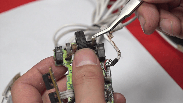 Cleaning computer mouse wheel with tweezers