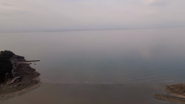 잔잔한 물결의 고요한 해변