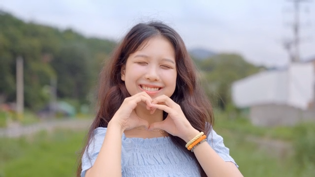 초원에서 미소 짓는 여성