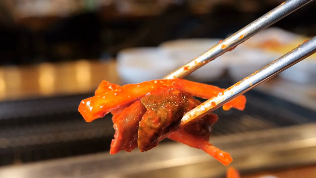 젓가락으로 집은 한국식 무침