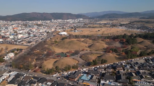 역사적인 고분과 주변 풍경