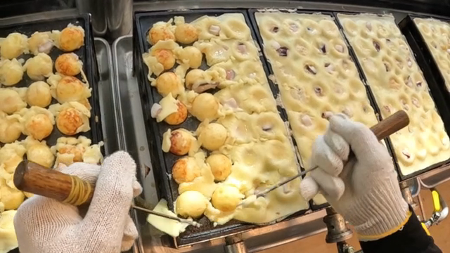 정교한 도구로 타코야키 요리하기