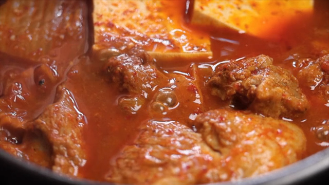 Braised kimchi boiling with tofu and meat
