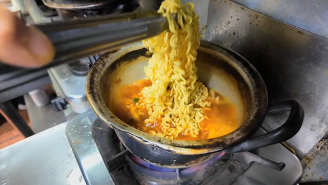 가스레인지에서 냄비에 라면 끓이기