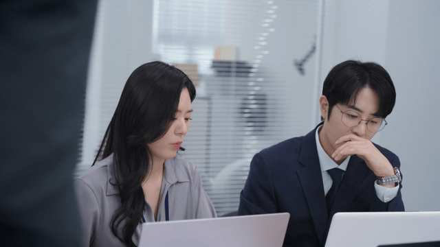 집중적인 토론이 있는 사무실 회의