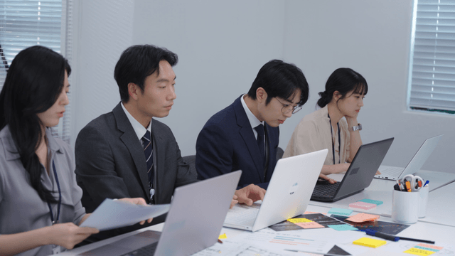 노트북과 문서가 있는 비즈니스 회의