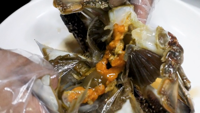 Preparing marinated crab with roe