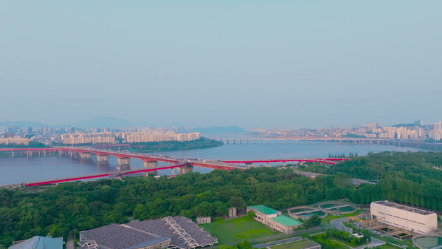 Han River with bridge connecting downtown and park