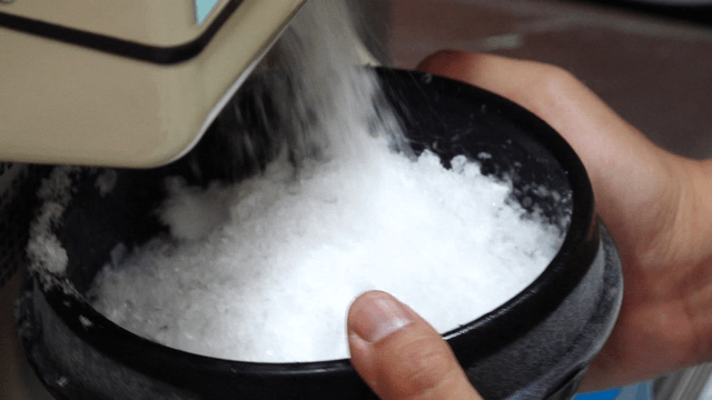 빙삭기에서 나오는 얼음을 받는 뚝배기