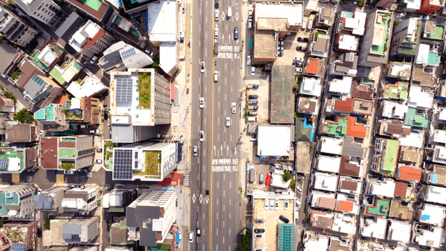 차량이 있는 번화한 도시 교차로