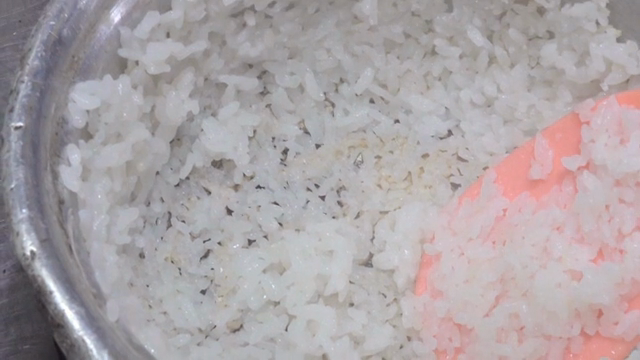 Rice grains stuck to the surface of the pot