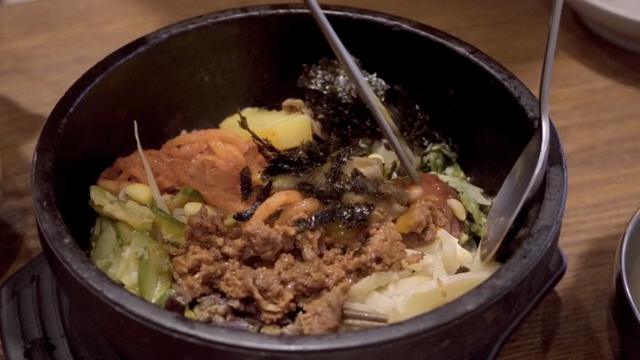 돌솥 비빔밥을 비비는 모습