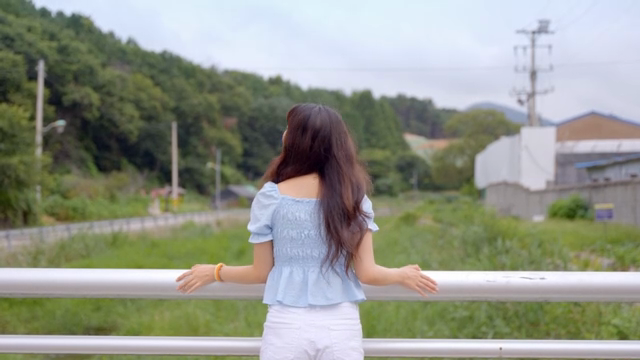 다리에서 경치를 즐기는 여성