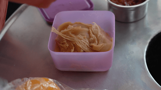 플라스틱 통에 담긴 묵은지