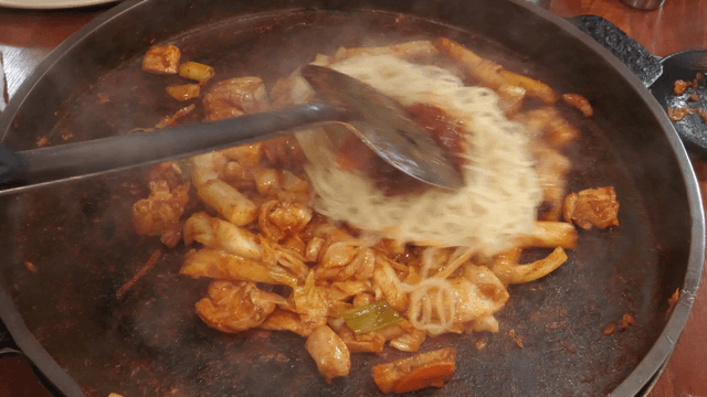 Stir-fried chicken cooked with jjolmyeon and sauce